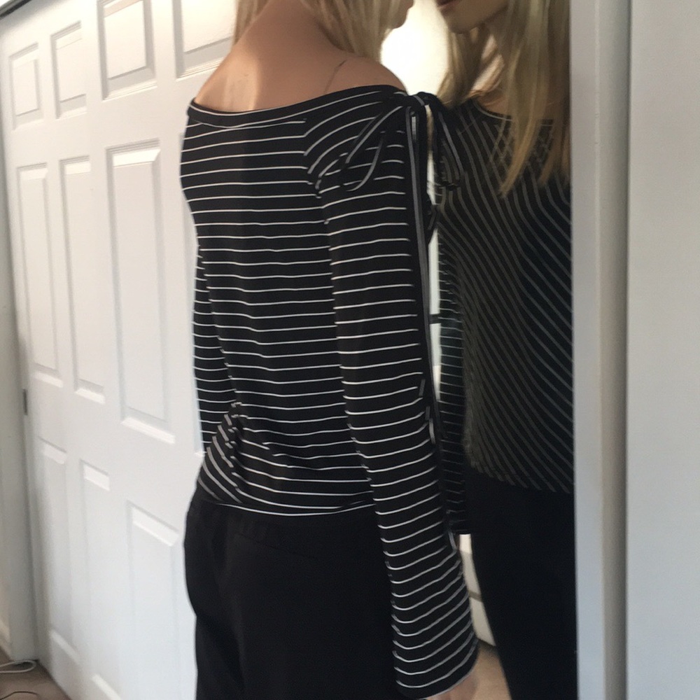 Adorable Mandee Blk & Wht Strip Top. - Picture 6 of 6